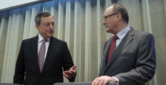 El presidente del BCE, Mario Draghi, conversa con el gobernador del Banco de España, Luis M. Linde,  antes de la clausura de la primera sesión de la I Conferencia de Estabilidad Financiera,  en el Banco de España de Madrid. EFE/JUAN CARLOS HIDALGO