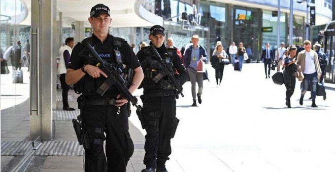 Dos policías británicos patrullan el centro de Manchester. | EFE