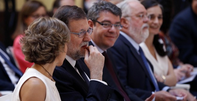 El presidente del Gobierno,Mariano Rajoy, con la ministra de Agricultura y Medio Ambiente, Isabel García Tejerina; el de Energía, Álvaro Nadal; y el comisariode Acción por el Clima y Energía, Miguel Arias Cañete, durante la inauguración de las jornadas so