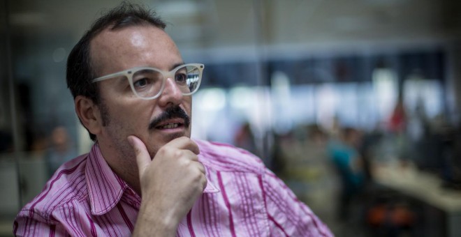 Bernardo Gutiérrez, autor de 'Pasado Mañana', durante la entrevista con Público. JAIRO VARGAS