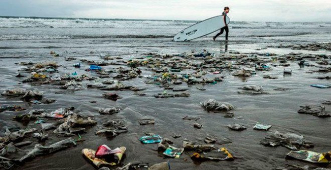 En 35 años habrá más plástico que peces en los océanos