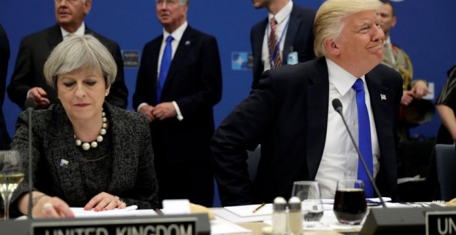 Trump, junto a May en la cumbre de la OTAN en Bruselas. REUTERS/Matt Dunham