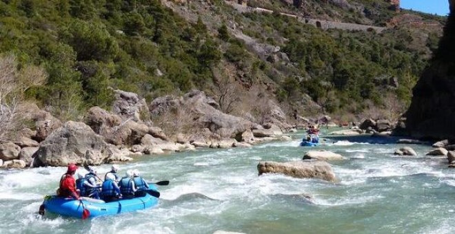 El potencial turístico de la zona amenazada por el proyecto de pantano de Biscarrués incluye, además del río Gállego, monumentos naturales como los Mallos de Riglos.