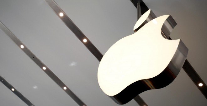 El logo de Apple en una tienda de la compañía estadounidense en Tokyo. REUTERS/Yuya Shino