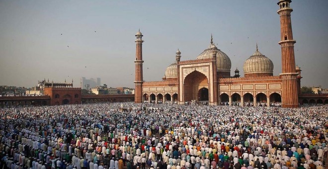 Musulmanes indúes rezan en la mezquita de Jama Masjid, o Mezquita del Viernes, una de las mayores del país, en Nueva Delhi. REUTERS