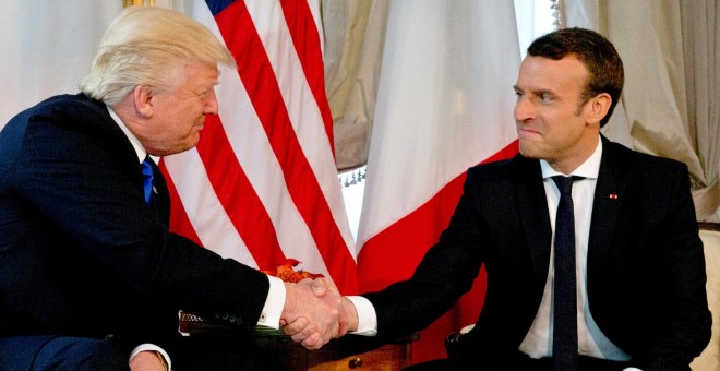 El presidente de EEUU, Donald Trump, y el presidente de Francia, Emmanuel Macron, se saludan durante la cumbre del G7.- REUTERS/Peter Dejong