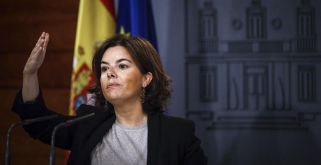 La vicepresidenta del Gobierno, Soraya Sáenz de Santamaría, durante su comparecencia hoy ante los medios en el Complejo de la Moncloa. EFE/Emilio Naranjo