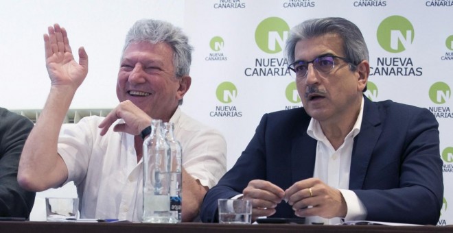 El presidente de Nueva Canarias (NC), Román Rodríguez (2-d), junto a Antonio Morales, Pedro Quevedo y Carmen Hernández (i-d), durante la rueda de prensa tras la Ejecutiva Nacional de la formación nacionalista. EFE/Quique Curbelo