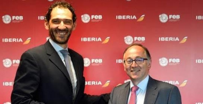 Jorge Garbajosa, presidente de la Federación Española de Baloncesto, junto a Luis Gallego, presidente de IBERIA en la firma del compromiso que vincula a Iberia y la FEB.