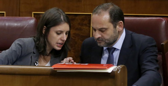 El nuevo portavoz parlamentario del PSOE, José Luis Ábalos, conversa con la portavoz de Unidos Podemos, Irene Montero, durante tarde en el pleno del Congreso, en la primera sesión de debate y votación de enmiendas parciales a los Presupuestos Generales de