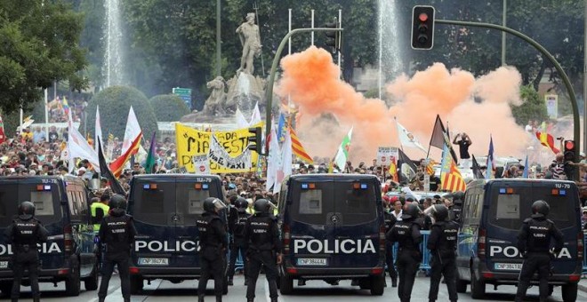 Efectivos de la Policia Nacional en la Carrera de San Jerónimo en la confluencia con la fuente de Neptuno donde hoy se han manifestado los taxistas madrileños que mantienen hoy una huelga de doce horas,que al igual que en el resto de Espapa, se movilizan