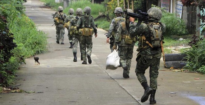 Tropas del gobierno filipino patrullan la ciudad de Marawi, en la isla de Mindanao, al sur de Filipinas. EFE/Richel Umel