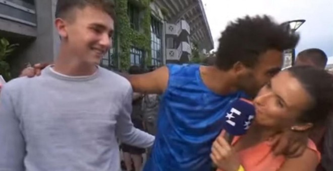 El tenista Maxime Hamou intentando dar un beso a la periodista Maly Thomas.