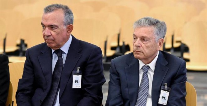 El expresidente de la Caja de Ahorros del Mediterráneo (CAM) Modesto Crespo (d), y el ex director general, Roberto López Abad (i). /EFE