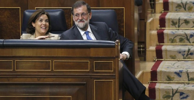 El presidente del Gobierno, Mariano Rajoy, y la vicepresidenta, Soraya Sáenz de Santamaría, durante el pleno del Congreso en el que se ha aprobado el proyecto de los Presupuestos Generales del Estado 2017. EFE/Kiko Huesca