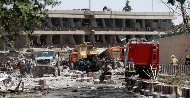 Agentes afganos inspeccionan los destrozos ocasionados por el camión bomba en Kabul. /REUTERS