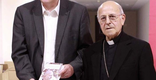 A la derecha, el cardenal Ricardo Blázquez, durante la presentación de un libro junto al autor. | EFE