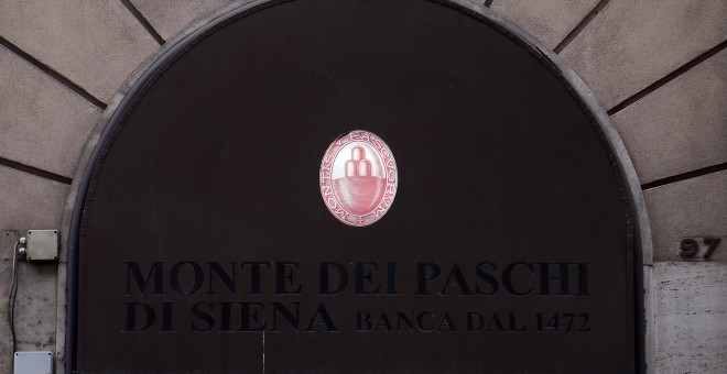 El logo del banco Monte dei Paschi di Siena en una de sus sucursales en el centro de Roma. AFP/Filippo Monteforte