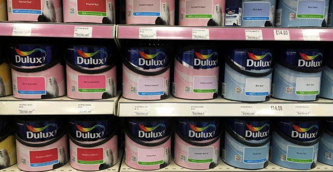 Latas de la pintura Dulux, una de las marcas de la holandesa Akzo Nobel, en una tienda en Manchester. REUTERS/Phil Noble