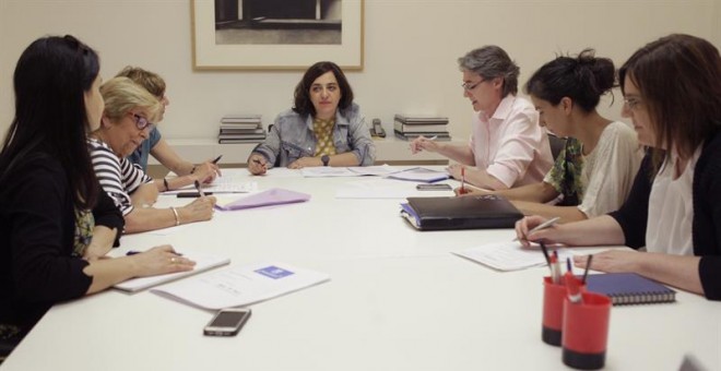 La delegada de Políticas de Género y Diversidad, Celia Mayer (c), preside el primer comité de crisis por la muerte de una mujer asesinada por violencia machista, hoy en el Ayuntamiento de Madrid. EFE/Luis Millán