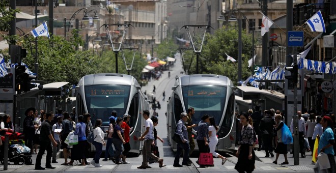 Viandantes cruzan la calle en Jerusalén /REUTERS (Amir Cohen)