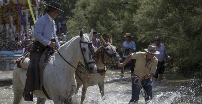 Imagen de archivo de una romería del Rocío.EFE/Julio Muñoz