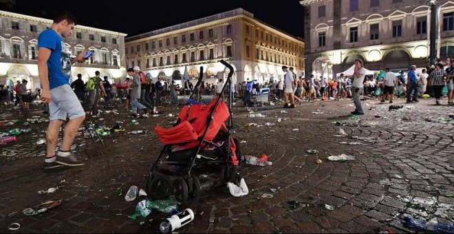 La plaza de San Carlo de Turín, tras la estampida durante la retransmisión del partido Juventus-Madrid. / ALESSANDRO DI MARCO (EFE)