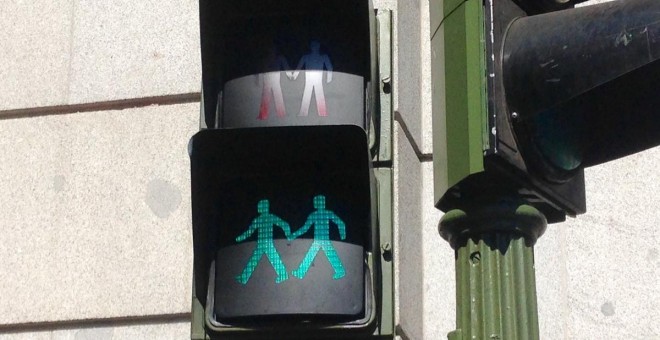 Uno de los semáforos con parejas LGTBI instalados. TWITTER DE AHORA MADRID