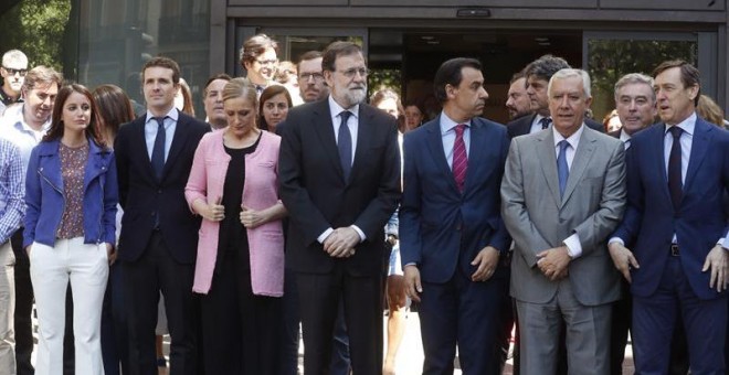 El presidente del Gobierno y del PP, Maria Rajoy (c), junto a los miembros del Comité de Dirección del partido, durante el minuto de silencio en Génova en solidaridad con las víctimas del atentado de Londres. EFE/Ángel Díaz