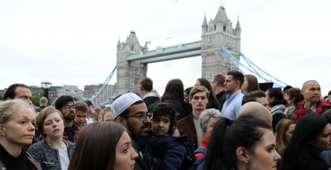 Vigilia en honor de las víctimas del atentado en el Puente de Londres y el Borough Market, en la capital británica, en el Potters Field Park, este lunes. REUTERS/Marko Djurica