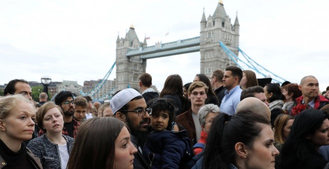 Vigilia en honor de las víctimas del atentado en el Puente de Londres y el Borough Market, en la capital británica, en el Potters Field Park, este lunes. REUTERS/Marko Djurica