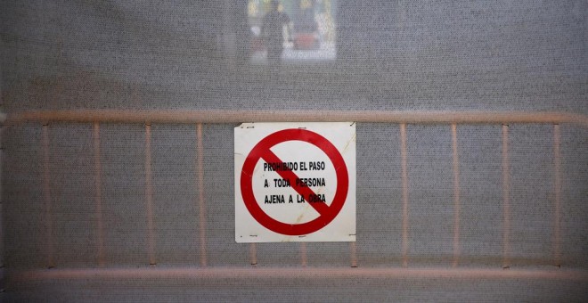 El cartel que prohíbe la entrada a una obra de construcción en el centro de Madrid. REUTERS/Susana Vera