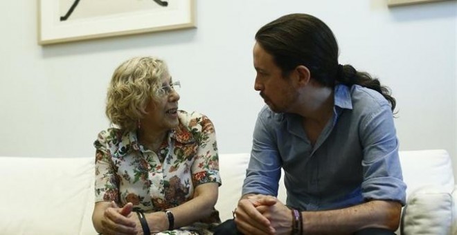 Manuela Carmena y Pablo Iglesias durante una reunión en el Ayuntamiento de Madrid. E.P.