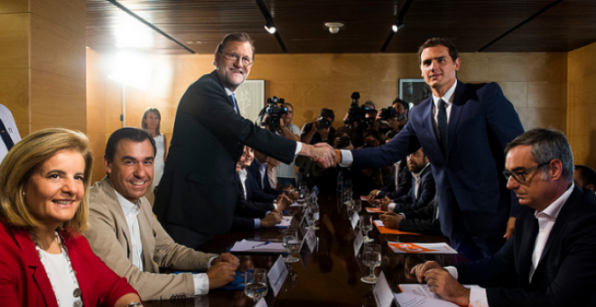 Rajoy y Rivera sellan con un apretón de manos su pacto de investidura. Archivo EFE