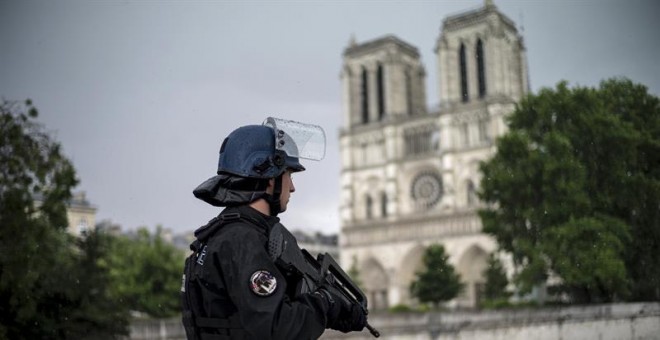 Miembros de la policía acordan las inmediaciones de la catedral de Notre Dame de París, Francia este martes 6 de junio de 2017 donde un agente disparó a un hombre que había intentado agredirle en la explanada frente a la catedral de Notre Dame de París. E