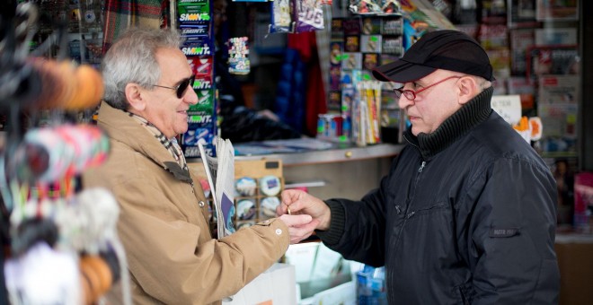 José Narbona, en su quiosco de la Gran Vía, en marzo. / CHRISTIAN GONZÁLEZ