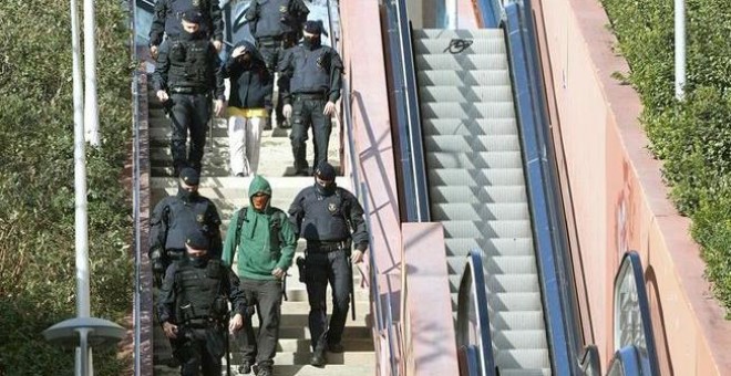 Los Mossos d'Esquadra detienen a varios anarquistas acusados de terrorismo.- EFE