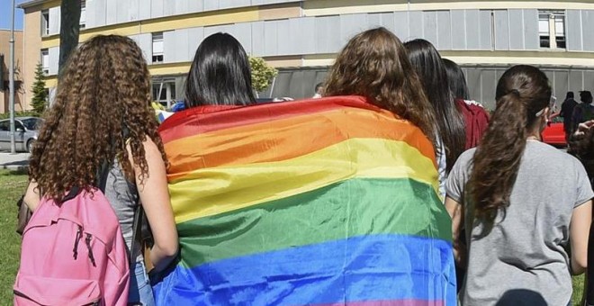 Protesta d'alumnes d'un institut de Lleida contra expressions homòfobes d'un professor