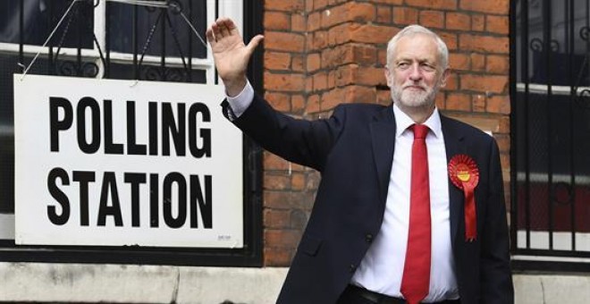 El líder laborista Jeremy Corbyn saluda tras ejercer su derecho al voto en un colegio electoral en el distrito de Islington en Londres (Reino Unido). EFE