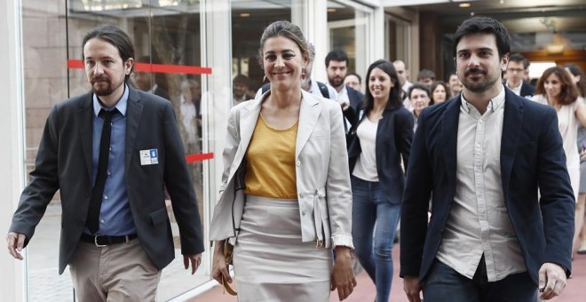 El líder de Podemos, Pablo Iglesias, la portavoz de Podemos en la Asamblea de Madrid, Lorena Ruiz-Huerta, y el secretario general de Podemos en la Comunidad de Madrid, Ramón Espinar, a su llegada al Pleno de la Asamblea de Madrid que debatirá y votará la