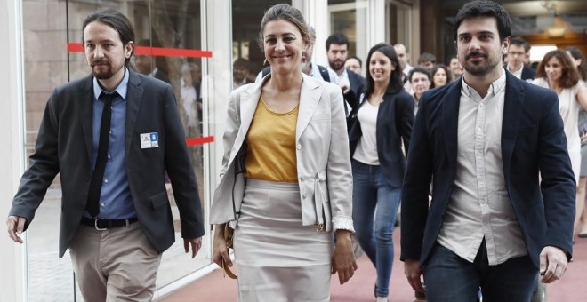 El líder de Podemos, Pablo Iglesias, la portavoz de Podemos en la Asamblea de Madrid, Lorena Ruiz-Huerta, y el secretario general de Podemos en la Comunidad de Madrid, Ramón Espinar, a su llegada al Pleno de la Asamblea de Madrid que debatirá y votará la