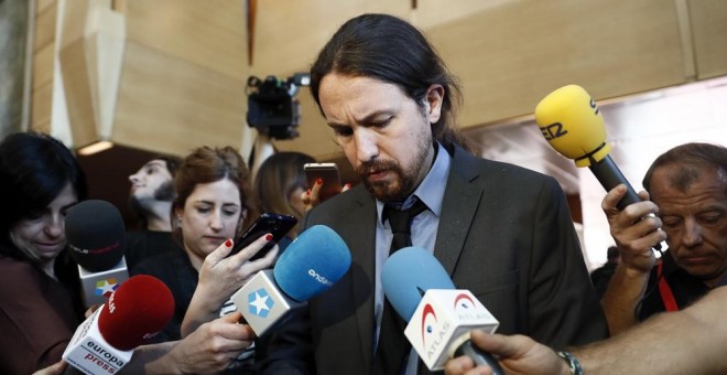 El líder de Podemos, Pablo Iglesias, atiende a los medios tras asistir como invitado al Pleno de la Asamblea de Madrid que debate y vota la moción de censura presentada por su partido contra la presidenta regional, Cristina Cifuentes. EFE/Mariscal