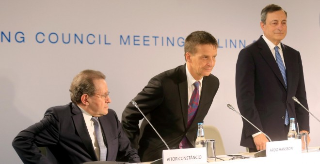 El presidente del BCE, mario Draghi, de pie junto al goobernador del Banco Central de Estonia, Ardo Hansson, y el vicepresidente del BCE, el portugués Vitor Constancio, antes de la rueda de prensa tras la reunión del consejo de gobierno de la entidad en T