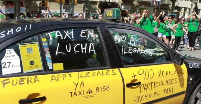 Un taxi de Barcelona, en una de las recientes protestas del sector contra la actividad de Uber y Cabify. EFE