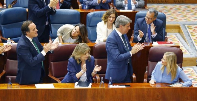 La presidenta de la Comunidad de Madrid, Cristina Cifuentes (d), recibe el aplauso de los diputados del PP y los miembros de su Gobierno. EFE/J. P. Gandul