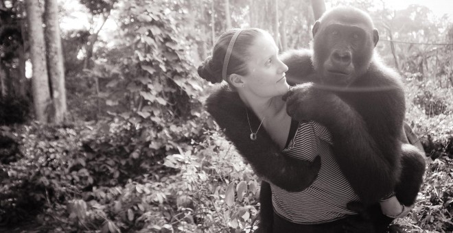 Rachel y el gorila Shai, en Camerún. / JO-ANNE MCARTHUR