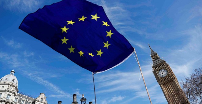 La bandera de la UE ondea cerca del Parlamento británico y el Big Ben, en una marcha a favor de la UE en Londres. REUTERS/Peter Nicholls