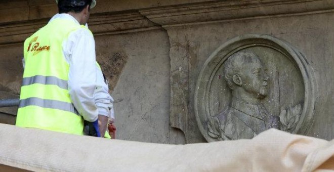 Salamanca retira el medallón de Franco de la Plaza Mayor. EFE