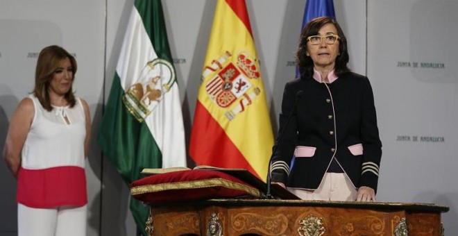 La nueva consejera de Justicia e Interior, Rosa Aguilar, toma posesión de su nuevo cargo, tras la remodelación efectuada por la presidenta de la Junta de Andalucía, Susana Díaz (i), para afrontar la nueva etapa en su legislatura, hoy en el palacio de San