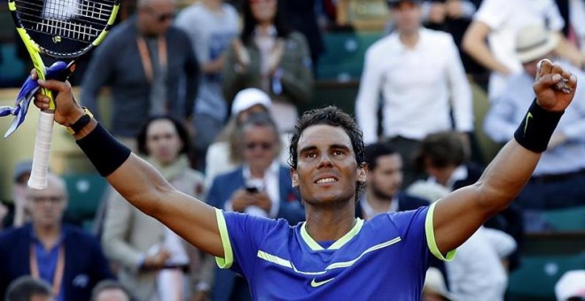 El tenista español Rafael Nadal celebra su victoria ante el austriaco Dominic Thiem tras el partido de semifinales de Roland Garros. EFE/Etienne Laurent